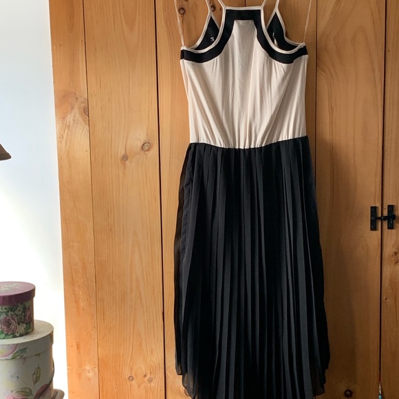 🌈 Leo meets Virgo Asymmetrical Black&Cream Dress - Picture 2 of 5